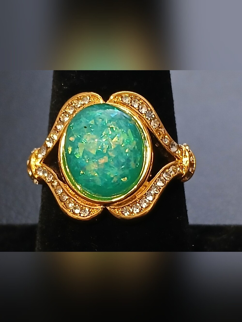 gold-plated fashion ring With green/blue simulated opal cabochon Size 8